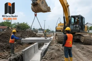 Pekerja Mengarahkan Pengangkatan Cover Uditch