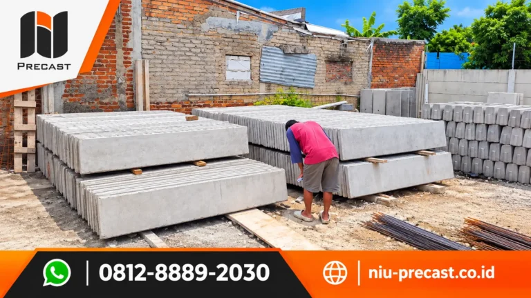 Daun panel beton precast NIU Precast tersusun di area penyimpanan untuk pengiriman ke Bandung Barat