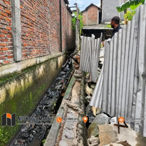 Perbaikan Tembok Pasca Banjir Gang Sempit dengan Drainase Kotor