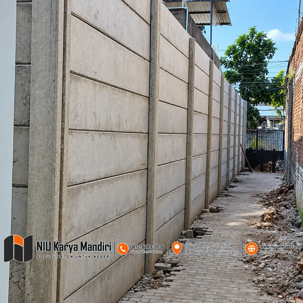 Gang Sempit dengan Pagar Panel Beton Telkomsel Regional Jawa Barat