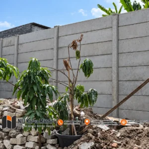 Halaman Belakang dengan Pagar Panel Beton