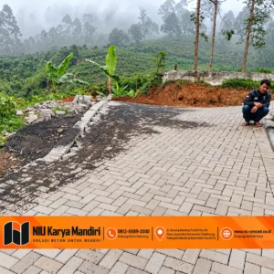 Pemasangan paving block bata 10x20 cm di Perkebunan Pangalengan