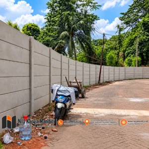 Pemasangan Pagar Panel Beton Precast Jalur Beton Tropis dengan Motor Terparkir