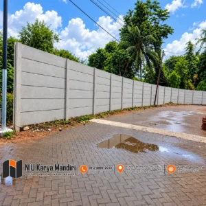 Pemasangan Pagar Panel Beton Precast Jalur Paving Basah di Balik Pagar Beton