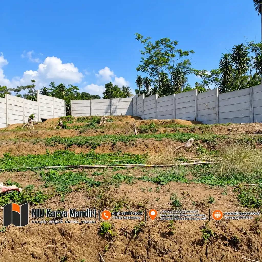 Lahan Kosong Bertembok di Bawah Langit Biru