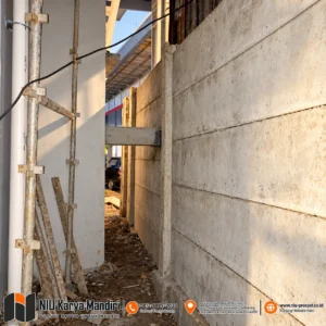 Pagar Panel Beton di Lorong Konstruksi Sempit