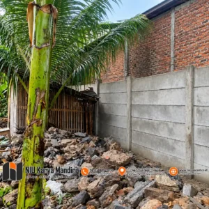 Perbaikan Tembok Pasca Banjir Pekarangan Tropis dengan Reruntuhan Batu
