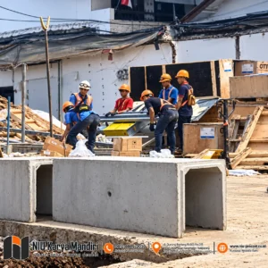 Pekerja Konstruksi di Lokasi Bangunan