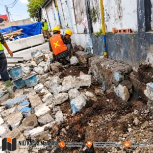 Pekerja Konstruksi di Tengah Reruntuhan