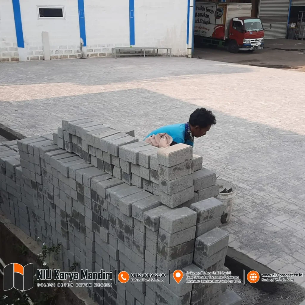 Pekerja Memasang Paving Block