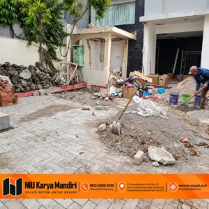 Pekerja melakukan persiapan untuk lahan yang akan di pasang paving block
