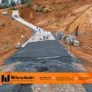 Pekerjaan perkerasan jalan menggunakan paving block beton di Pangalengan