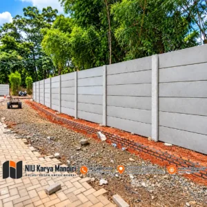 Pemasangan Pagar Panel Beton Precast Pembangunan Tembok Beton di Tengah Hijau