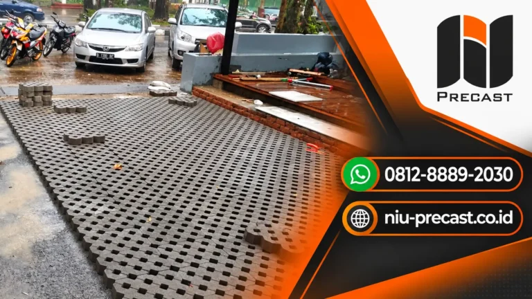 Pemasangan grass block beton pada area parkir dengan pola berlubang untuk mendukung pertumbuhan rumput dan resapan air.