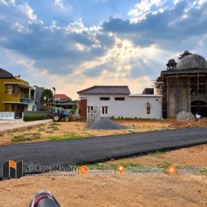 Pemasangan paving block segi enam Proses Pemasangan Paving Block di Bawah Langit Dramatis