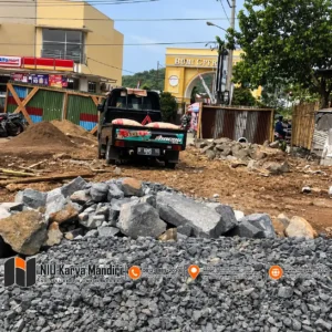 Proyek Jalan di Tengah Kota