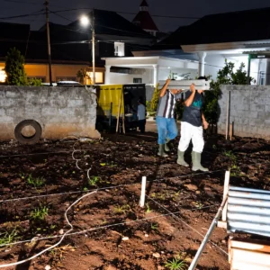 Proyek Konstruksi Beton di Bawah Langit Biru