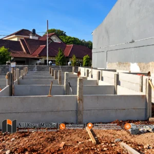 Proyek Pagar Panel Beton Beton di Bawah Langit Biru