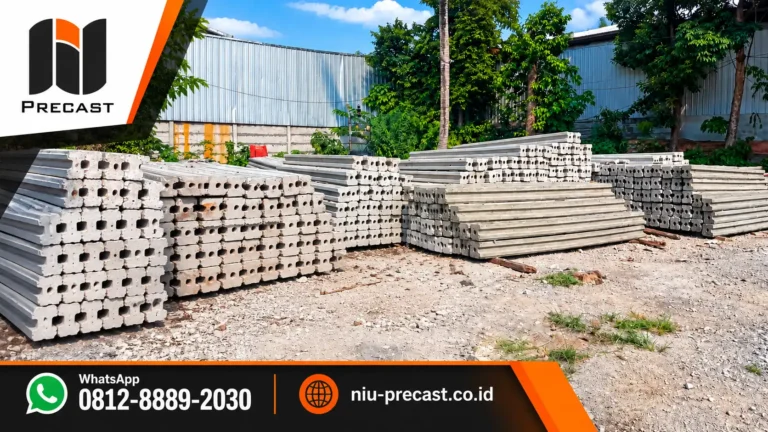 Stok pagar panel beton precast dan tiang kolom beton di area produksi NIU Precast.