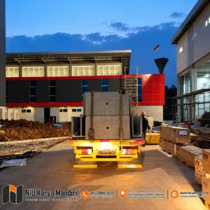 Truk Pembawa U-Ditch Beton di Lokasi Proyek BRIN Bandung